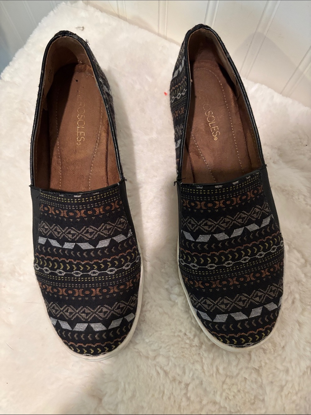 Aerosols Women’s Slip-On Sneakers With Patterned Tribal Design Sz 8.5